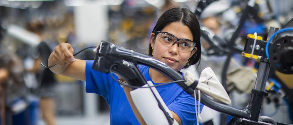 Fahrradproduktion in Sachsen. Bei Zugewanderten ist der Anteil berufstätiger Frauen deutlich geringer: Die Erwerbsquoten  liegen bis zu 20 Prozent unter denen der deutschen Frauen.