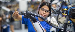 Fahrradproduktion in Sachsen. Bei Zugewanderten ist der Anteil berufstätiger Frauen deutlich geringer: Die Erwerbsquoten  liegen bis zu 20 Prozent unter denen der deutschen Frauen.