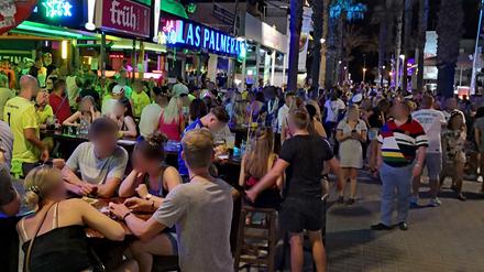 Spanien, Palma de Mallorca: Dichtes Gedränge herrscht an der „Bierstraße“. (Archivbild)