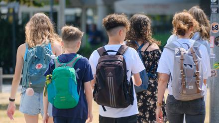 DÃ¼sseldorf 20.06.2023 Schule Alterspyramide Rentenloch Nachwuchs Generationenkonflikt Kindergeld Rentensystem Altersrente Grundschule Schulweg Schulsystem Elterntaxi Rucksack Tornister Schultasche Schulkinder Jugendliche SchÃ¼ler DÃ¼sseldorf Nordrhein-Westfalen Deutschland *** DÃ¼sseldorf 20 06 2023 school age pyramid pension hole offspring generation conflict child benefit pension system old age pension elementary school school way school system parent cab backpack satchel school children youth pupils DÃ¼sseldorf North Rhine Westphalia Germany
SchulSymbol23