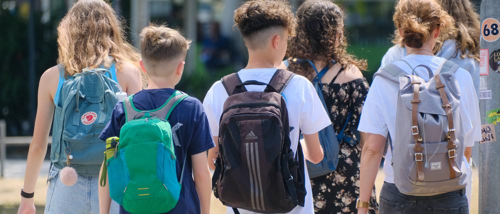 Düsseldorf 20.06.2023 Schule Alterspyramide Rentenloch Nachwuchs Generationenkonflikt Kindergeld Rentensystem Altersrente Grundschule Schulweg Schulsystem Elterntaxi Rucksack Tornister Schultasche Schulkinder Jugendliche Schüler Düsseldorf Nordrhein-Westfalen Deutschland *** Düsseldorf 20 06 2023 school age pyramid pension hole offspring generation conflict child benefit pension system old age pension elementary school school way school system parent cab backpack satchel school children youth pupils Düsseldorf North Rhine Westphalia Germany
SchulSymbol23