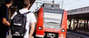 Studierende fahren wohl ab dem Sommersemester 2024 deutschlandweit für nur 29,40 Euro Bus und Bahn.