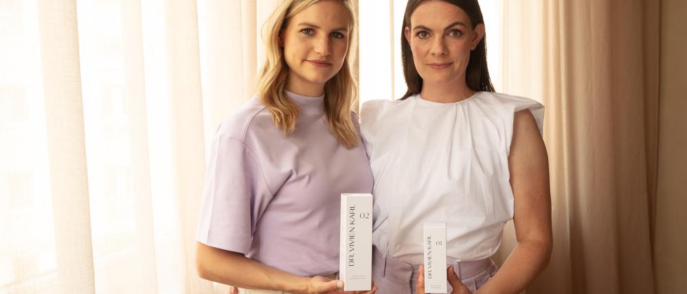 Die Gründerinnen Vivien Karl und Julia Huhnholz mit der Creme und einer neuen Waschlotion.
