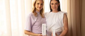 Die Gründerinnen Vivien Karl und Julia Huhnholz mit der Creme und einer neuen Waschlotion.