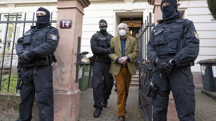 Bei einer Razzia gegen sogenannte „Reichsbürger“ führen vermummte Polizisten, nach der Durchsuchung eines Hauses Heinrich XIII Prinz Reuß (2.v.r.) zu einem Polizeifahrzeug.