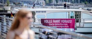 Ob das was wird? In Berlin wirbt der Verfassungsschutz mit starken Sprüchen um Nachwuchs.