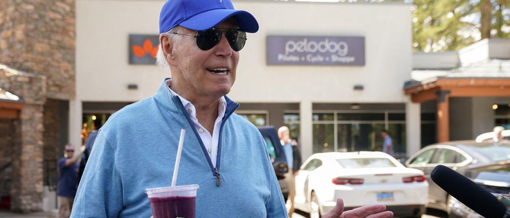 US-Präsident Joe Biden spricht mit Reportern nach einer Pilates-Stunde in South Lake Tahoe.