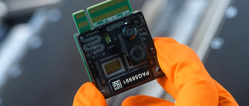 Ein Sequenzier-Chip kann das Genom eines Menschen analysieren, und zwar in langen Abschnitten von tausenden genetischen Buchstaben am Stück.
