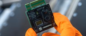 Ein Sequenzier-Chip kann das Genom eines Menschen analysieren, und zwar in langen Abschnitten von tausenden genetischen Buchstaben am Stück. 