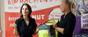 Baerbock (l.) mit Awo-Chefin Schweers und einer gespendeten Schultasche.  