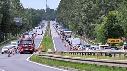 In der Nutheschnellstraße wird lärmdämmender Asphalt verlegt. Die Folge: Staugefahr.