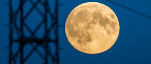 Ein Supermond nahe Jacobsdorf in Brandenburg