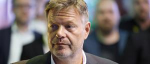 Bundeswirtschaftsminister Robert Habeck Grüne auf einem Presserundgang.