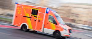 Ein Rettungswagen fährt mit Blaulicht.