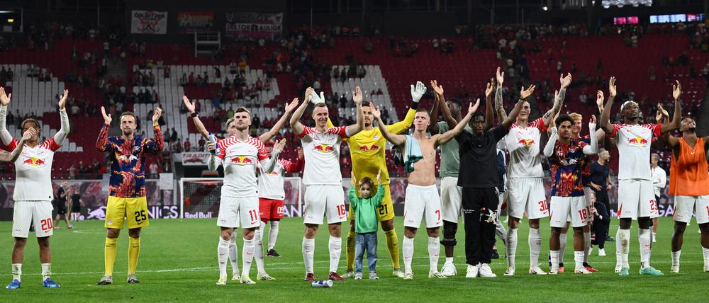 Die Spieler von RB Leipzig jubeln nach dem Spiel.