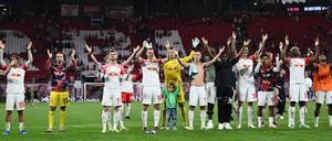 Die Spieler von RB Leipzig jubeln nach dem Spiel.