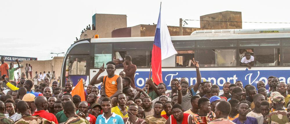 Anhänger der nigrischen Junta nehmen an einer Demonstration vor einem französischen Armeestützpunkt in Niamey, Niger, teil.