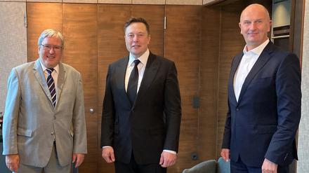 Elon Musk (M.), Dietmar Woidke und Jörg Steinbach (l.) nach einem Treffen in Berlin. 