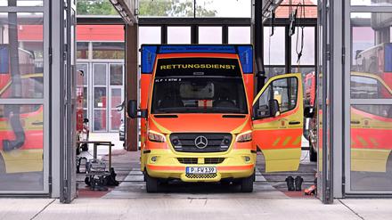 Ein Rettungswagen der Feuerwehr steht in Potsdams Hauptwache.