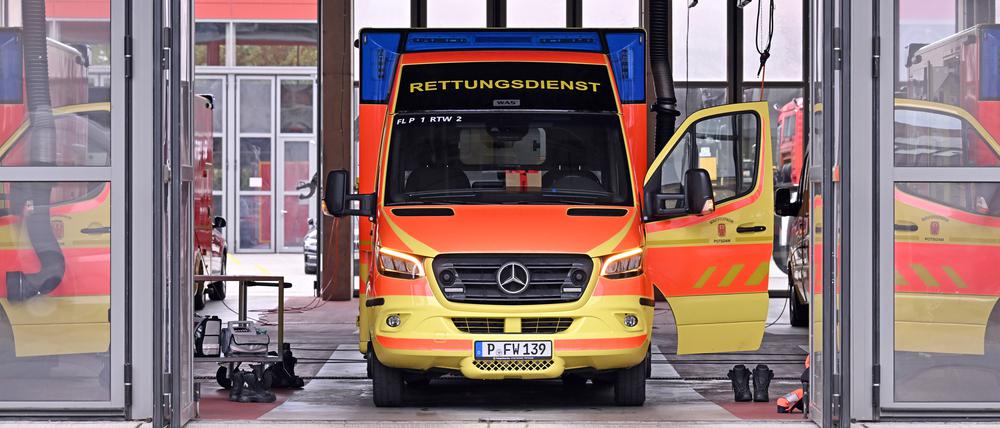 Ein Rettungswagen der Feuerwehr steht in Potsdams Hauptwache.