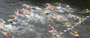 Schwimmerinnen und Schwimmer beim 1. Berliner Flussbad Pokal in der Spree zwischen Bodemuseum und Lustgarten in Berlin-Mitte.