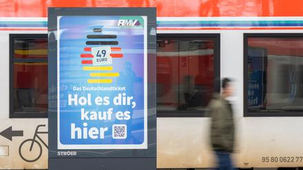 Mit dem Deutschlandticket ist man vergleichsweise günstig deutschlandweit auf den Schienen unterwegs.