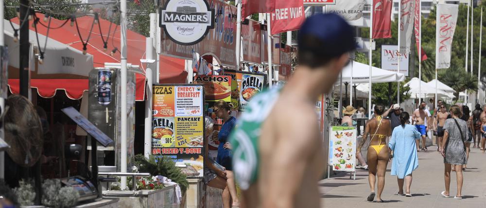 Menschen spazieren an Bars vorbei an einer Promenade in Magaluf. (Symbolbild)