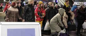 Am Berliner Hauptbahnhof kommen im März 2022 Geflüchtete aus der Ukraine an (Archivbild).