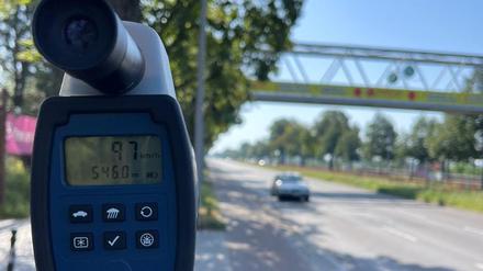 Mit Tempo 100 ist ein Autofahrer an einer Berliner Kita vorbeigerast.