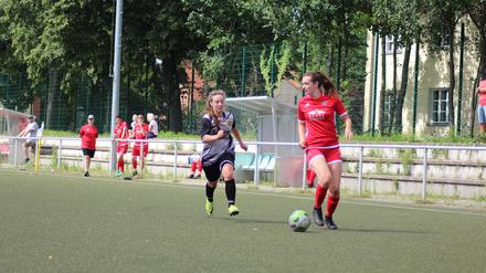 Monique Schettle (r., 26) begann vor 15 Jahren mit dem Fußballspielen beim SV Buchholz. 