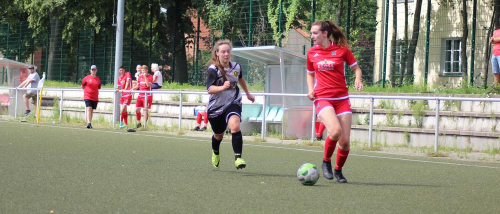 Monique Schettle (r., 26) begann vor 15 Jahren mit dem Fußballspielen beim SV Buchholz.