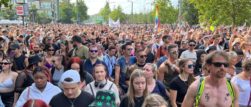 Ganz schön voll hier: der Zug der Liebe beim Start am Mauerpark.