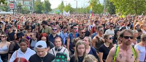 Ganz schön voll hier: der Zug der Liebe beim Start am Mauerpark.