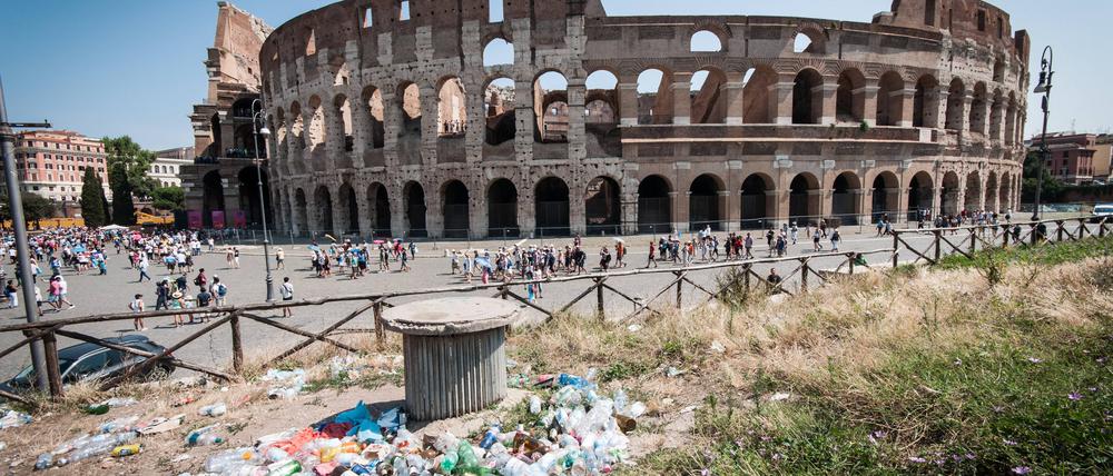 Müll liegt auf einer Grünfläche am Kolosseum in Rom (Symbolbild).