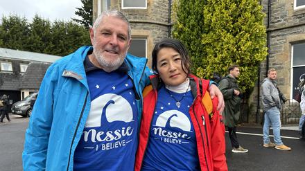 „Nessie. I believe“ steht auf ihren Shirts. Scott Kelly und Chie Kelly-Kano sind sicher, dass das Seeungeheuer existiert.