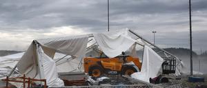 Reste eines vom Sturm zerstörten Festzeltes liegen am Ortsrand von Kissing.