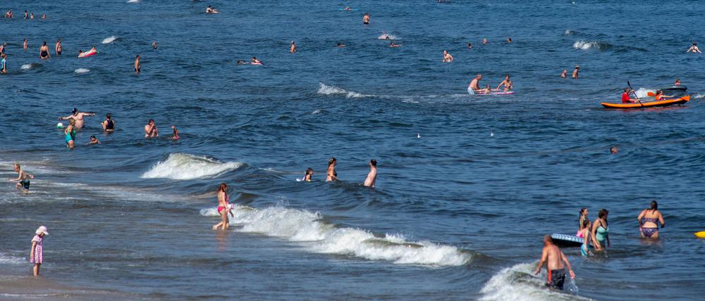 Hunderte Touristen suchen Abkühlung an der Ostsee auf der Insel Usedom.