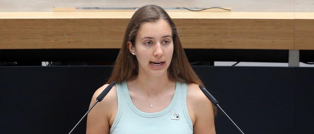 ARCHIV - 29.06.2023, Berlin: Klara Schedlich (Bündnis90/Die Grünen) spricht im Berliner Abgeordnetenhaus.
Schedlich ist deshalb skeptisch: «Wir schmeißen dafür dann ganz viel Geld raus, damit am Ende nicht die Sportstätten saniert werden, auf denen Kinder Basketball spielen, sondern Tribünen erweitert werden und alle Einnahmen an das Internationale Olympische Komitee gehen.» (zu dpa: Grünen-Fraktion sieht Olympische Spiele in Berlin kritisch) Foto: Wolfgang Kumm/dpa +++ dpa-Bildfunk +++
