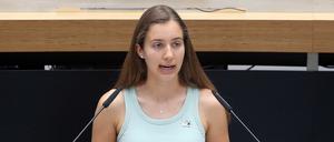 ARCHIV - 29.06.2023, Berlin: Klara Schedlich (Bündnis90/Die Grünen) spricht im Berliner Abgeordnetenhaus.
Schedlich ist deshalb skeptisch: «Wir schmeißen dafür dann ganz viel Geld raus, damit am Ende nicht die Sportstätten saniert werden, auf denen Kinder Basketball spielen, sondern Tribünen erweitert werden und alle Einnahmen an das Internationale Olympische Komitee gehen.» (zu dpa: Grünen-Fraktion sieht Olympische Spiele in Berlin kritisch) Foto: Wolfgang Kumm/dpa +++ dpa-Bildfunk +++