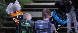 Bei einer Einschulung in die Grundschule GGS Düsseldorf Knittkuhl gehen zwei Erstklässler mit Schultüten zur Schule. 
