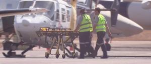 Retter nach mit Opfern des Hubschrauberabsturzes. 