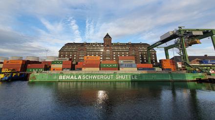 Container und Speicher prägen das Bild des Westhafens.