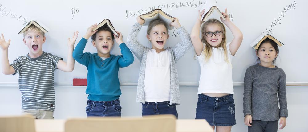 A-Z Schule, Schulkinder, Grundschule, Tafel, Lernen