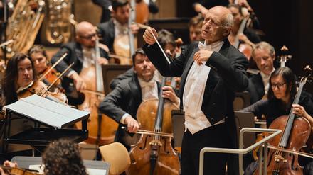 Iván Fischer dirigiert das Royal Concertgebouw Orchestra in der Philharmonie.