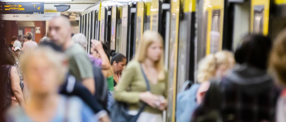PRODUKTION - 17.08.2023, Berlin: Fahrgäste steigen am Alexanderplatz am Bahnsteig der Linie U2 um. Die U2 soll ab 28. August wieder zweigleisig fahren. Seit Oktober 2022 ist der Verkehr der U2 am Alexanderplatz eingeschränkt. Das Unternehmen Covivio baut dort ein Hochhaus. Aufgrund der Bauarbeiten sackten die benachbarten Tunnelröhren der U-Bahn einige Zentimeter ab. Seitdem fahren die Züge zwischen den Haltestellen Senefelderplatz und Klosterstraße nur eingleisig im Pendelverkehr. (zu dpa "U2 fährt ab Montag am Alexanderplatz wieder zweigleisig") Foto: Christoph Soeder/dpa +++ dpa-Bildfunk +++