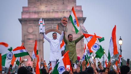 Mit gebastelter Rakete und Konterfei des Premierministers: Die Partei von Narendra Modi feiert Indiens Mondlandung als politischen Erfolg.