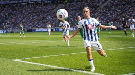 Sein Freund, der Ball. Michal Karbownik hinterließ bei seinem Debüt für Hertha BSC einen starken Eindruck.