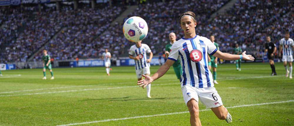 Sein Freund, der Ball. Michal Karbownik hinterließ bei seinem Debüt für Hertha BSC einen starken Eindruck.