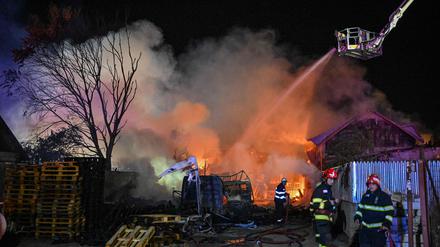 Feuerwehrleute versuchen am 26. August 2023 die Brände nach Explosionen an einer Flüssiggastankstelle im rumänischen Crevedia nahe Bukarest zu löschen.