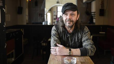 Bert Papenfuß-Gorek in seiner Kneipe Rumbalotte Continua